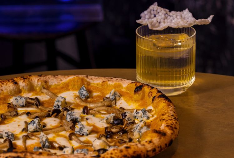 Pizza (Zucca & zola, con fiordilatte, crema di zucca mantovana, funghi, grana padano e gorgonzola piccante Palzola) + cocktail (Kill-Bill Vol.1, con Bitter Strega 900, nocciola, pera e vermouth Mancino ambrato) al Dry Milano, il primo locale che ha puntato tutto sulla simbiosi tra pizzaiolo e bartender, inaugurando una tendenza, era il 2013
