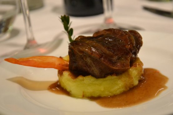 Guancialino di vitello brasato con galletta di patate