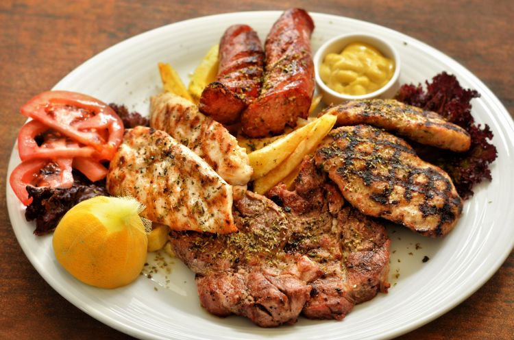 I piatti di carne di capra e pecora come il kleftiko e l’agnello all’acetosella sono mmancabili sulla tavola nei giorni di festa, così come le torte salate preparate con pasta fillo e farcite con i più svariati ingredienti (carne, pesce, maccheroni, verdure, verdure), famosi in tutta l’Ellade