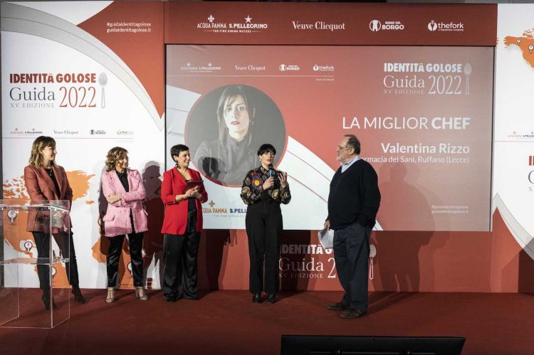 Il momento della premiazione: da sinistra Camilla Cancellieri, Cinzia Benzi, Francesca Romana Barberini, Valentina Rizzo, Paolo Marchi

