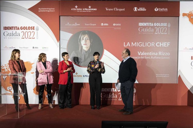 Il momento della premiazione: da sinistra Camilla Cancellieri, Cinzia Benzi, Francesca Romana Barberini, Valentina Rizzo, Paolo Marchi
