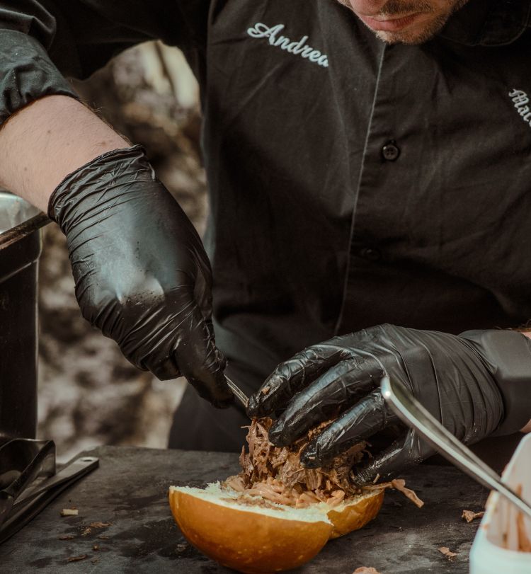 Andrea Olivieri prepara i Mini buns con pulled beef e coleslaw di tuberi