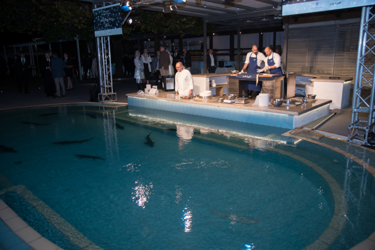 Sacco davanti alla piscina del Piccolo Lago, dove nuotano gli storioni da lì a poco chiamati a regalare le proprie uova
