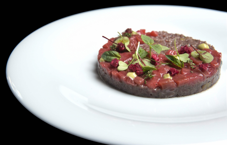 Tartare di manzo con marinatura di shiso, rabarbaro e fragola