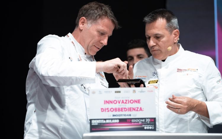 Per qualche minuto, Castro è stato raggiunto sul palco dallo chef italiano Terry Giacomello, che ha lavorato al suo fianco per diversi anni ai tempi di elBulli
