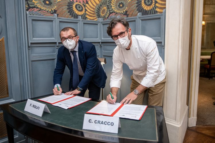 Fabio Rolfi e Carlo Cracco al momento della firma
