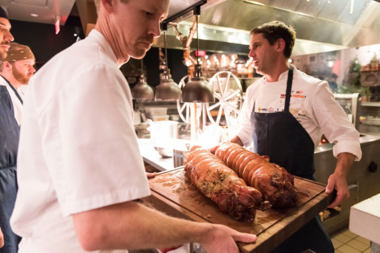 Chris Fischer con la porchetta da maiali allevati nella sua fattoria di Martha's Vineyard. La servì nell'ottobre scorso a Eataly Boston, in occasione della prima edizione di Identità Boston (foto Brambilla/Serrani)
