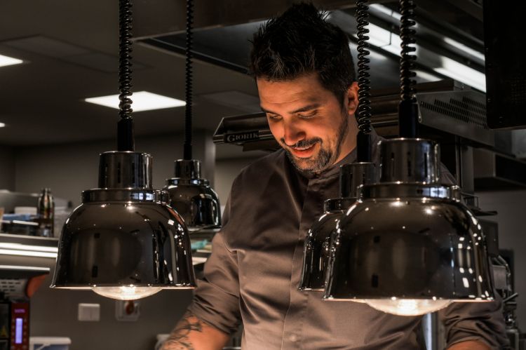 Lo chef al lavoro - Foto: Benedetta Bassanelli
