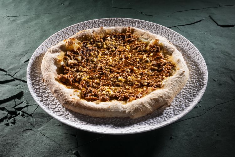 La pizza Scarpetta presentata dalla Steccanella a Identità Milano 2024: realizzata con il suo impasto speciale («Uso una sola farina, poco olio e niente sale»), il ragù leggero leggero (senza burro né latte e con solo un po' di grasso della pancetta) e il Parmigiano