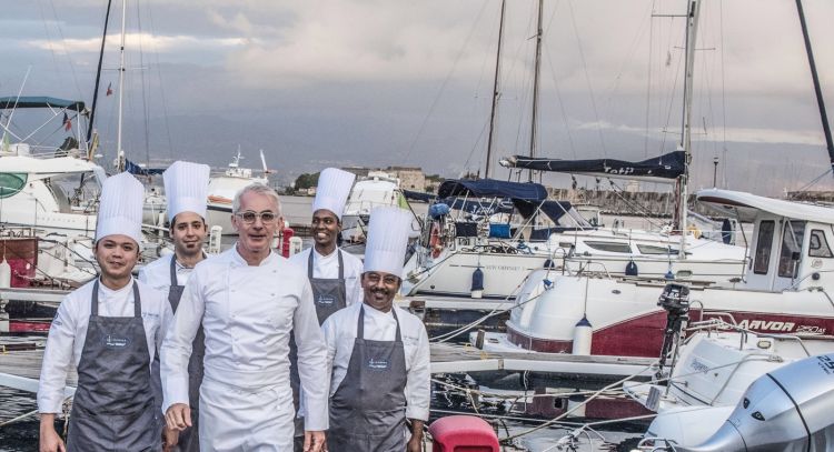 Lo chef e la sua brigata al porto di Messina, dove si trova il Marina del Nettuno Yachting Club
