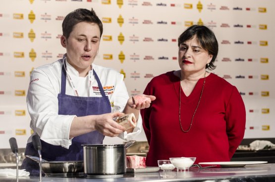 La food editor del Corriere Angela Frenda (a destra), con Antonia Klugmann, sul palco di Identità Milano domenica scorsa
