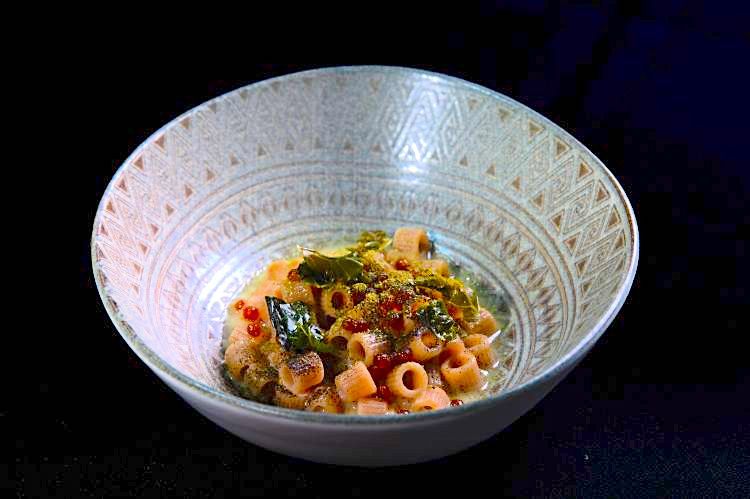 Uno dei piatti realizzati durante l'intervento: Ditalini di farro Monograno Felicetti con burro affumicato, brodo di trota e polvere di cipolla bruciata