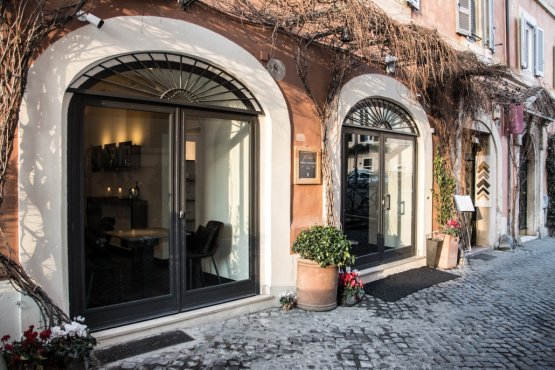 ​L'ingresso di Per Me, il nuovo ristorante di Giulio Terrinoni in vicolo del Malpasso a Roma
