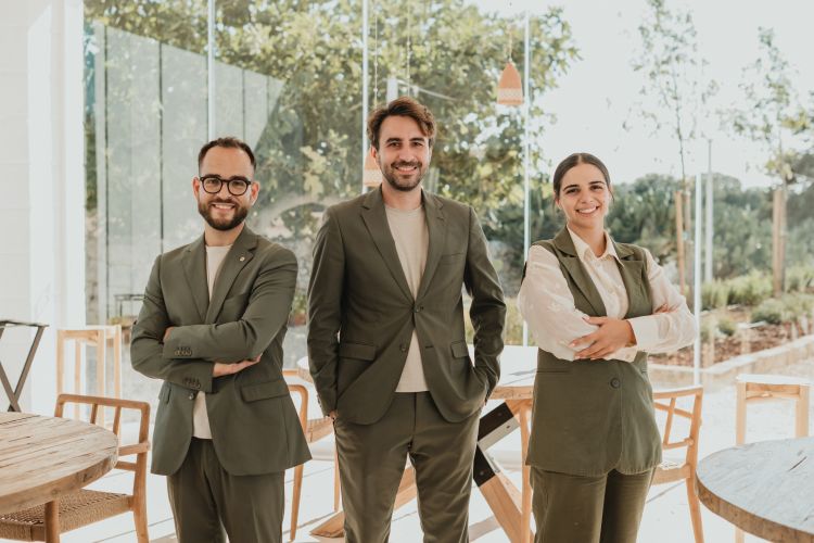 Da sinistra, il maître Domenico Carpignano e il sommelier Lorenzo Catucci, assieme a una collaboratrice di sala
