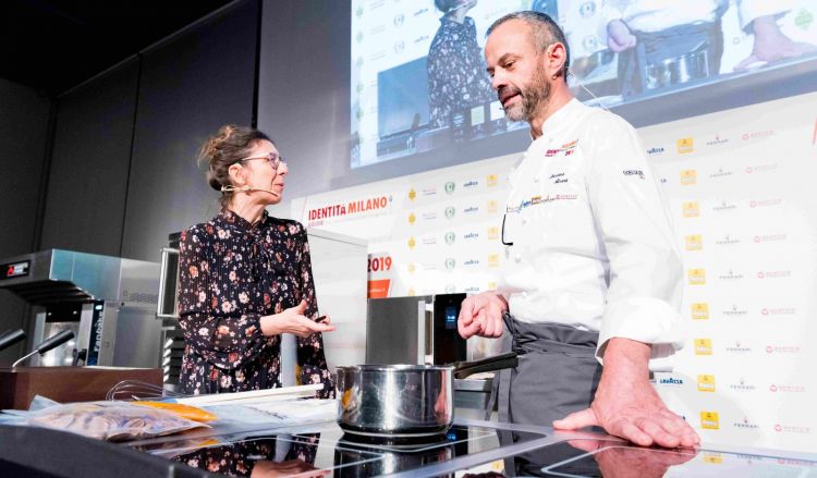 Alverà sul palco con la presentatrice della sezione Pasticceria italiana contemporeanea, Cristina Viggè
