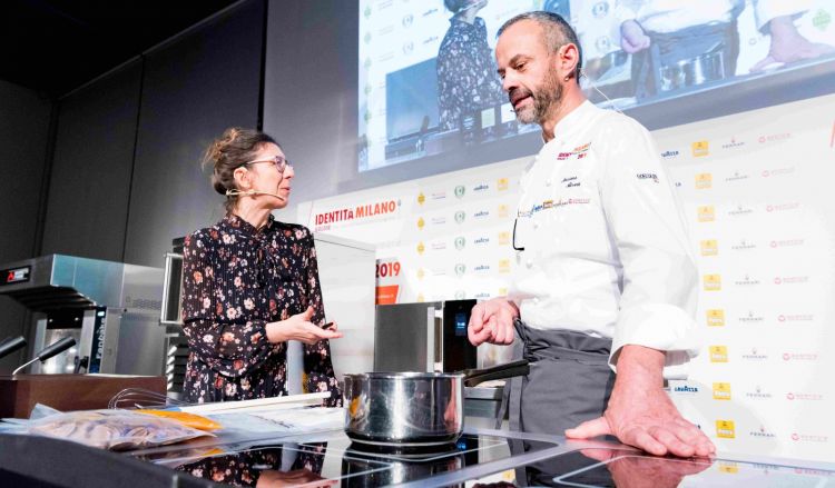 Alverà sul palco con la presentatrice della sezione Pasticceria italiana contemporeanea, Cristina Viggè
