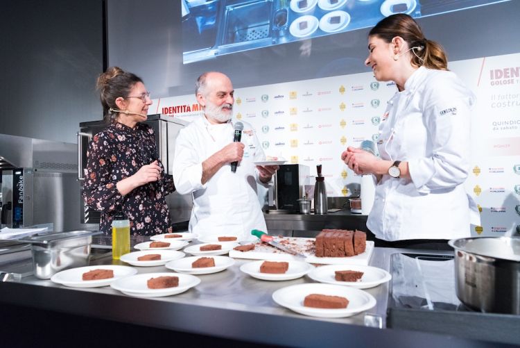 Sul palco con la De Prai è salito per un saluto anche Corrado Assenza, nella foto c'è pure Cristina Viggè che ha presentato tutte le lezioni di Pasticceria Italiana Contemporanea a Identità Milano 2019
