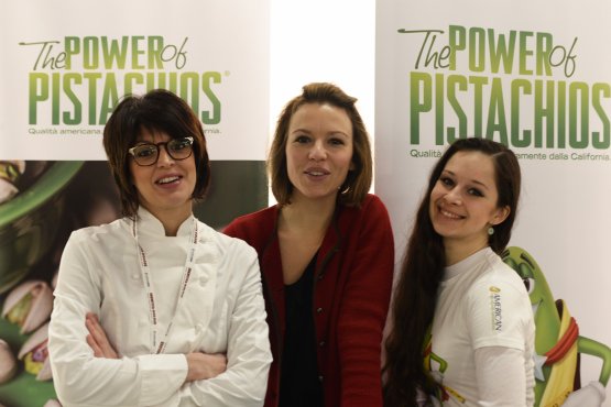 A sinistra, Stefania Corrado: cucina e racconta American Pistachio Growers 
