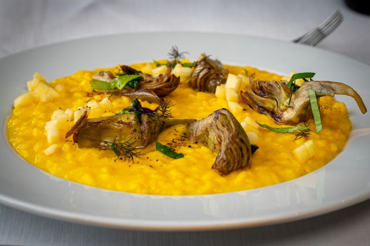 Risotto allo zafferano del Casentino, con carciofi, maggiorana e mela
