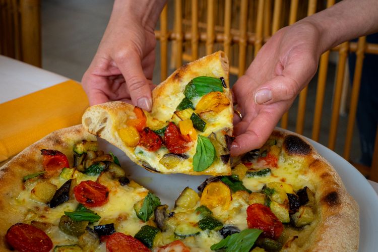 Le pizze - disponibili a Il Cerreto il marted&igrave; e il venerd&igrave; sera - sono create esclusivamente con le farine del bio agritusimo. Profumate e naturalmente ricche di fibre, presentano un contenuto di glutine pi&ugrave; basso e un profilo nutrizionale pi&ugrave; salutare rispetto alle farine prodotte con i grani 