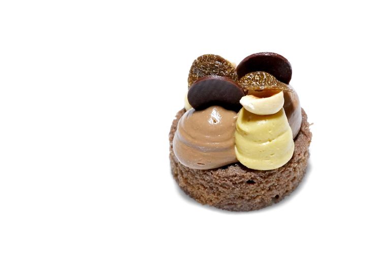 Tartufo: biscotto, ganache al cioccolato, tartufo nero e nocciola
