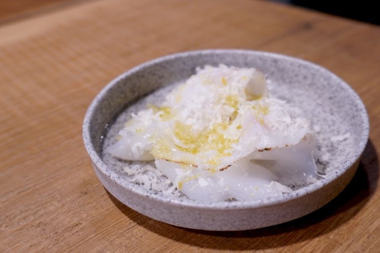 Sashimi bianco all'italiana: ossia calamaro, lardo, pecorino grattugiato, scorza di limone, rafano e olio evo

