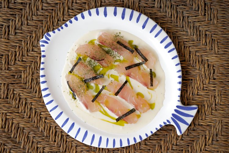 Carpaccio di pesce affumicato, salsa al limone, olio al prezzemolo e alga
