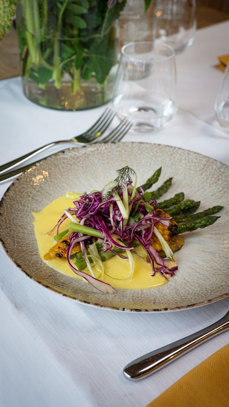 Asparagi alla brace con salsa olandese al mais e insalata di cavolo viola e sedano. Qui chef Probst riesce a rendere moderno un grande classico come la salsa olandese
