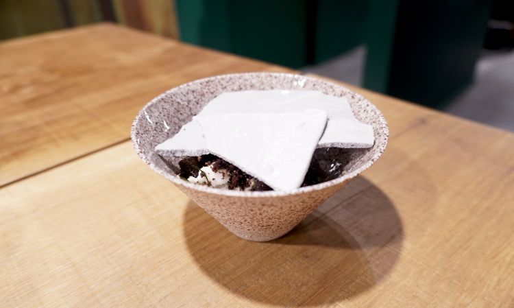 Cemento e terra, un classico di Tokuyoshi, in veste parzialmente nuove: meringa, crumble di cacao salato, gelato di topinambur, finocchietto marino, tartufo nero
