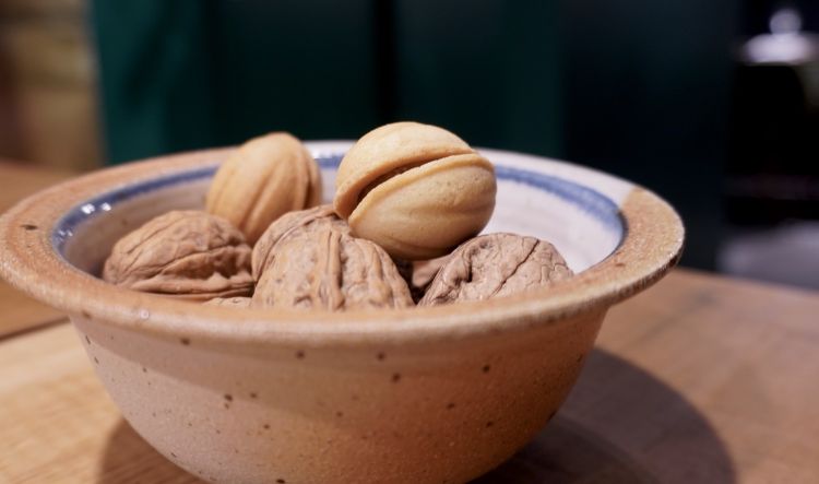 Qui sopra uno dei quattro petit fours, che in genere non citiamo: Macaron alle mele e mandorle, Torta Barozzi, qui sopra Finte noci di pasta frolla con crema di caramello salato (molto belle)...
