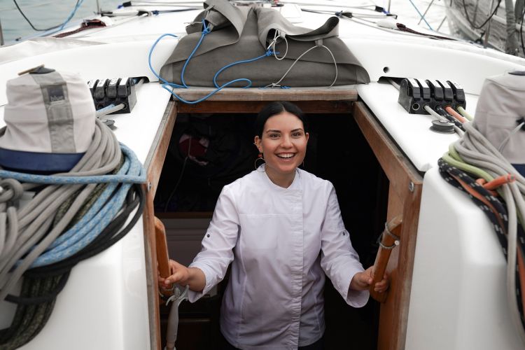 Elena sulla sua barca