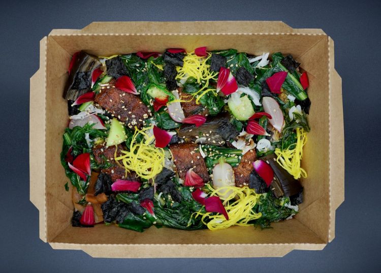 Anguilla Kabayaki Bento (sotto un particolare). Un piatto molto raffinato, elegante, potenzialmente il miglior dei nostri assaggi. Al limite un poco asciutto, riscaldato come da istruzioni (12 minuti in forno statico a 180°). Le foto dei piatti sono di Tanio Liotta
