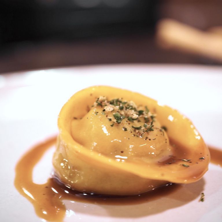 Un piatto nuovo, Raviolo ripieno di ossobuco, grmolada, caffè. Bella sintesi
