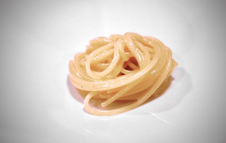 Un classico di Natalini, Pasta in bianco. «È un esempio di pura italianità che non dispone di una ricetta standardizzata», così lo chef ne fornisce una molto personale, con vermouth alla prugna, aceto e miele. Buona, interessante, particolare, con un gioco stimolante tra acidità e dolcezza, anche se questa ultima non ti fa venir voglia di mangiarne 150 grammi, per intenderci. È invece perfetta come assaggio
