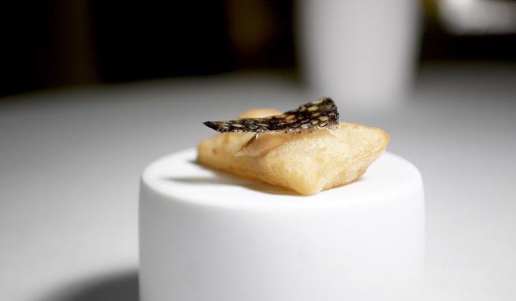 Gnocco fritto, burro di arachidi, foglie lamellate di caviale
