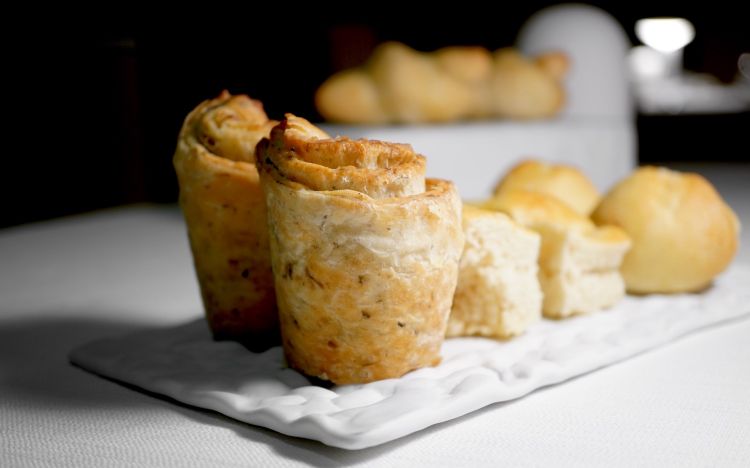 Il pane è maison, buono: grissini di farina di semola, focaccia con sale Maldon, sfogliata ai capperi, baguette alla francese... Il tutto con burro normanno al Maldon