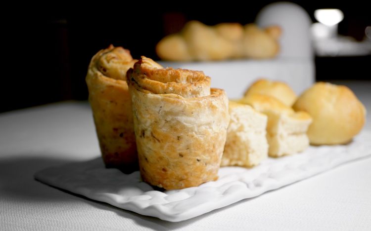 Il pane è maison, buono: grissini di farina di semola, focaccia con sale Maldon, sfogliata ai capperi, baguette alla francese... Il tutto con burro normanno al Maldon
