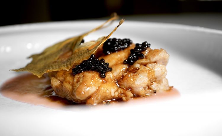 Animelle di vitello, crema di ravanello, caviale Calvisius Ars Italica (gli storioni sono allevati nelle acque del Parco del Ticino a Cassolnovo, a poca distanza dal ristorante), fiore di zucca essiccato. Non ci è piaciuta la consistenza dell'animella, troppo molle al morso. Invece la crema di ravanello viola è spettacolare, acida, amara. Nel complesso, il piatto è gustativamente pregevole, da rivedere invece il gioco delle texture