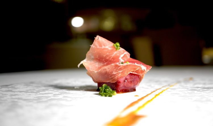 Cubo di fassona (di Oberto, ndr) glassato col suo fondo, jamón serrano, olivello spinoso. Piatto un po' scarico, interessante di per sé il manzo glassato, il prosciutto spagnolo aggiunge poco