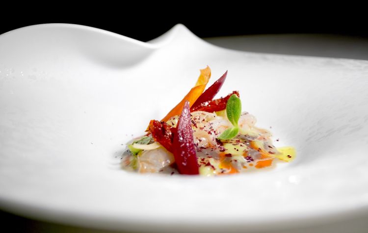 Scampo crudo alla catalana. Bell'esercizio di stile e sostanza dello chef, che dimostra di avere ottima mano e bel cervello. Recupera parti "di scarto" delle verdure e ne ricava vari condimenti: pomodoro in salsa, confit, la buccia essiccata; sedano; cipolla rossa... E c'è una crema di teste di scampo. Pregevole
