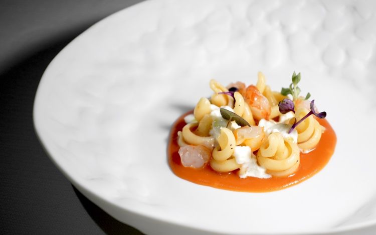 Vesuvio. Ossia l'omonima pasta del Pastificio Gentile, con cardamomo, colatura di alici, burrata, salsa di pomodoro del piennolo, gambero rosso di Mazara. Tepshi serve il tutto a temperatura ambiente, e colpisce nel segno, dando nuova vita ad accostamenti che, di base, apparirebbero banali. Una rilettura riuscitissima di un classico, che conferma il talento del suo autore