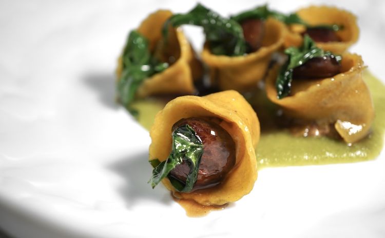 Il primo piatto che vale il viaggio (ce ne sarà un secondo): Ravioli ripieni di germano reale, lattuga, cicoria glassata, ciliegie. Carnalità, goduria, la sfoglia perfetta, l'armonia totale