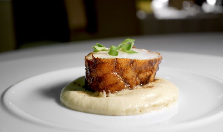 L'altro piatto che ci ha fatto sobbalzare: Coda di rospo glassata al tamarindo, lemongrass, spuma di cipolle di Breme. Abbiamo un appunto: la spuma è un po' pleonastica, o può essere comunque in quantità minore. Ma il pesce è cotto in modo splendido, risulta turgido e succoso; la glassatura è esaltante; la nota del lemongrass appare precisa e nitida
