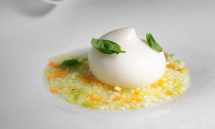 Eccellente chiusura, delicata e aromatica, con questa Minestra di frutta con mozzarella di latte di mandorla
