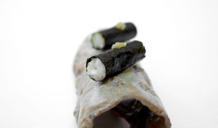 Kimbap di alga nori, mousse di riso e sgombro marinato. Il kimbap è il "sushi coreano"
