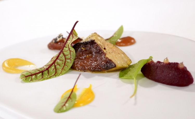 Foie gras, dattero glassato, condimento agrumato, composte di ciliegie, pompelmo rosa, cedro e yuzu
