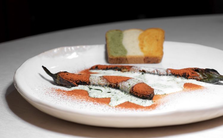 Parmigiana di melanzane: melanzana perlina fritta e glassata, polveri di pomodoro e mozzarella, olio al basilico. Si accompagna con un pan bauletto tricolore
