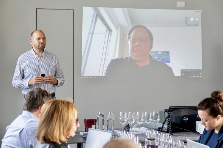 Il sommelier Sandro Minella della Cantina Comunale di Verduno e in collegamento in via digitale dalla Cina, il giornalista Ian D’Agata