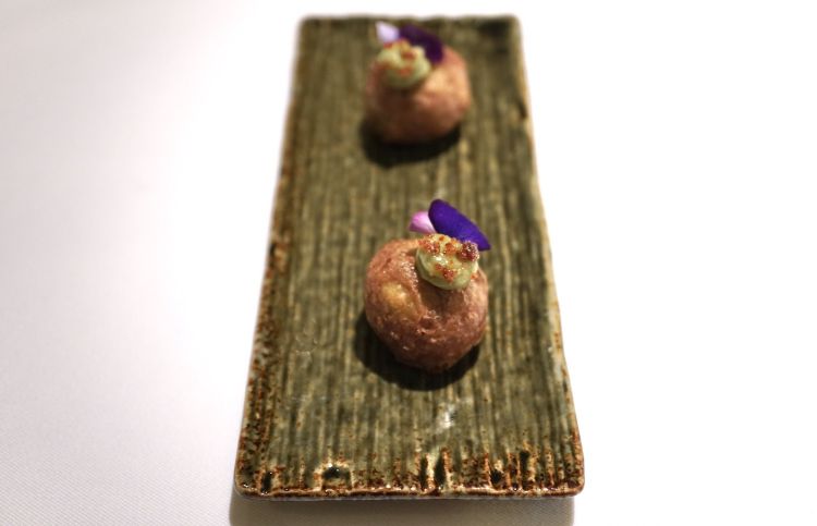 Avocado in tempura, con cacao, kimchi e viola del pensiero (2020)
