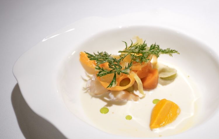 Carota in differenti consistenze con latte di anacardi, bon bon di olive, mandarino e ciuffi di carota in tempura (2020). Altro grande piatto
